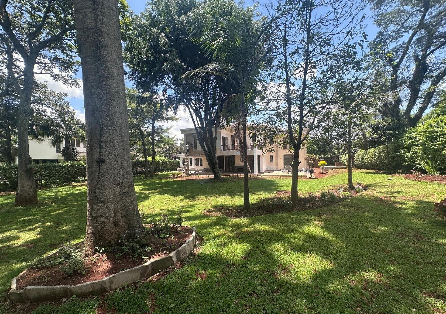 5-Ensuite Townhouse on Half-Acre with Spacious Living – Karen Miotoni