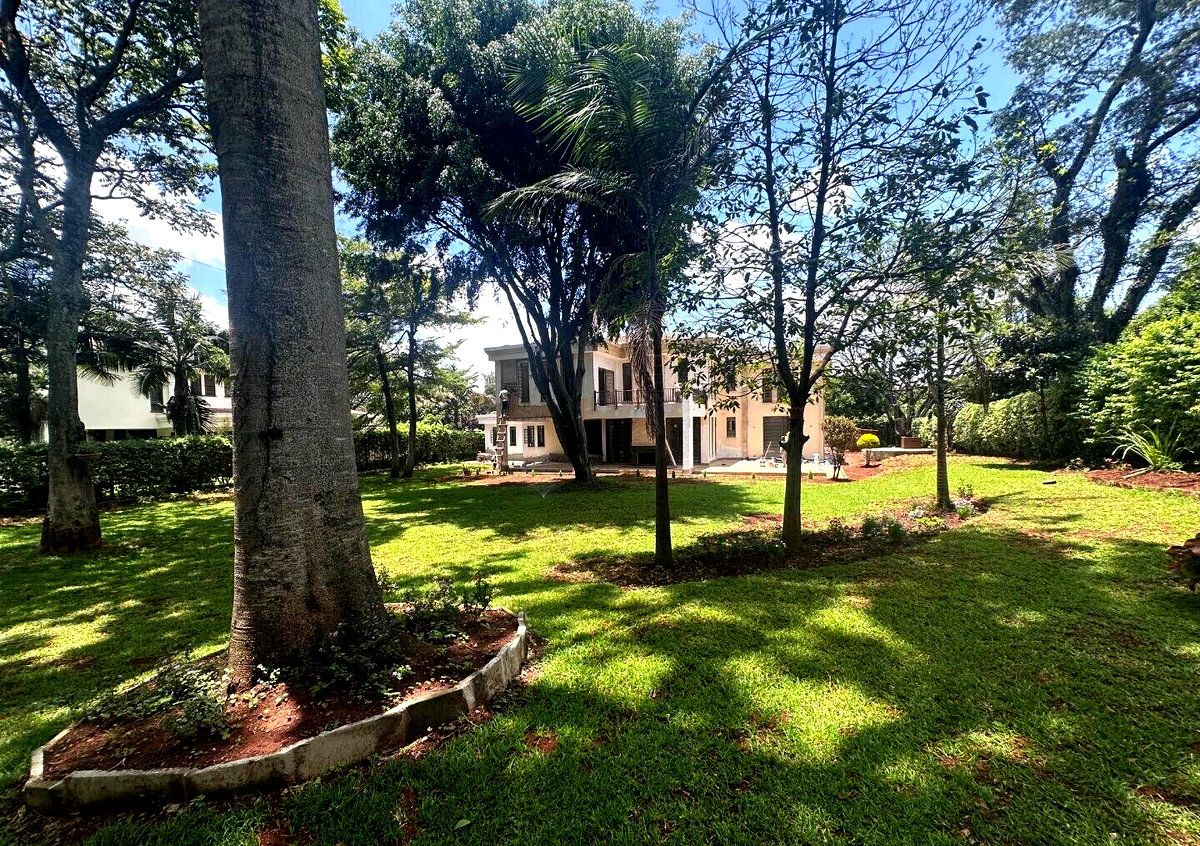 5-Ensuite Townhouse on Half-Acre with Spacious Living – Karen Miotoni