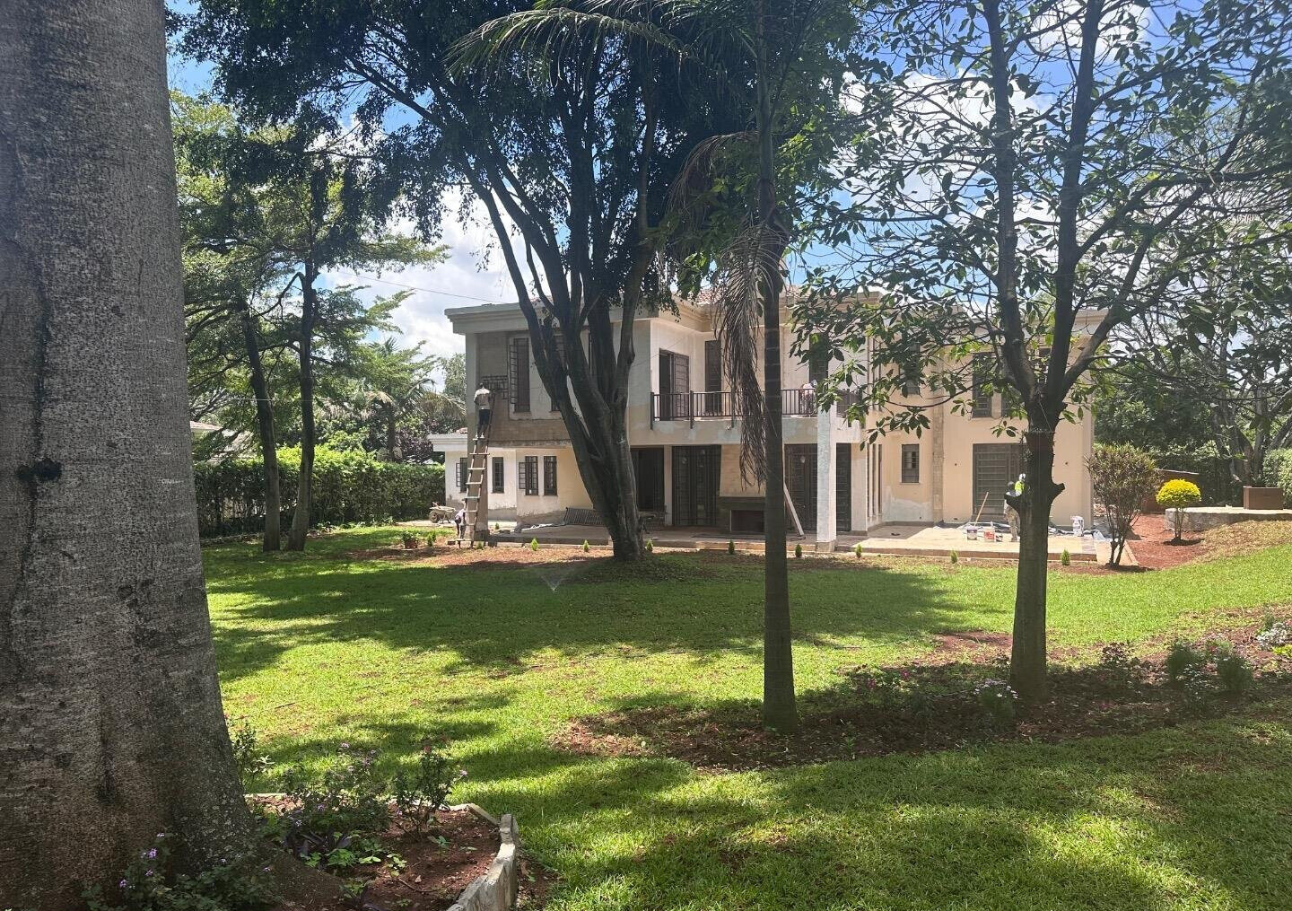5-Ensuite Townhouse on Half-Acre with Spacious Living – Karen Miotoni