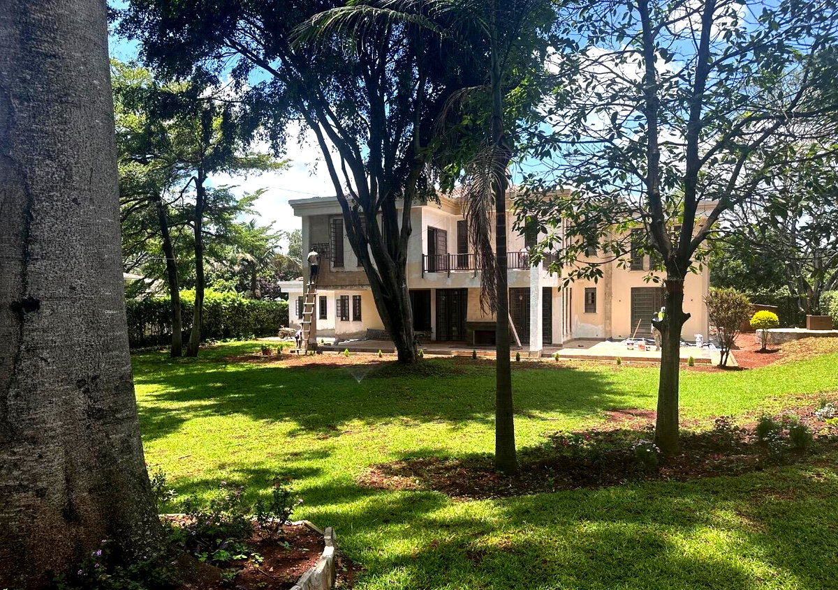 5-Ensuite Townhouse on Half-Acre with Spacious Living – Karen Miotoni