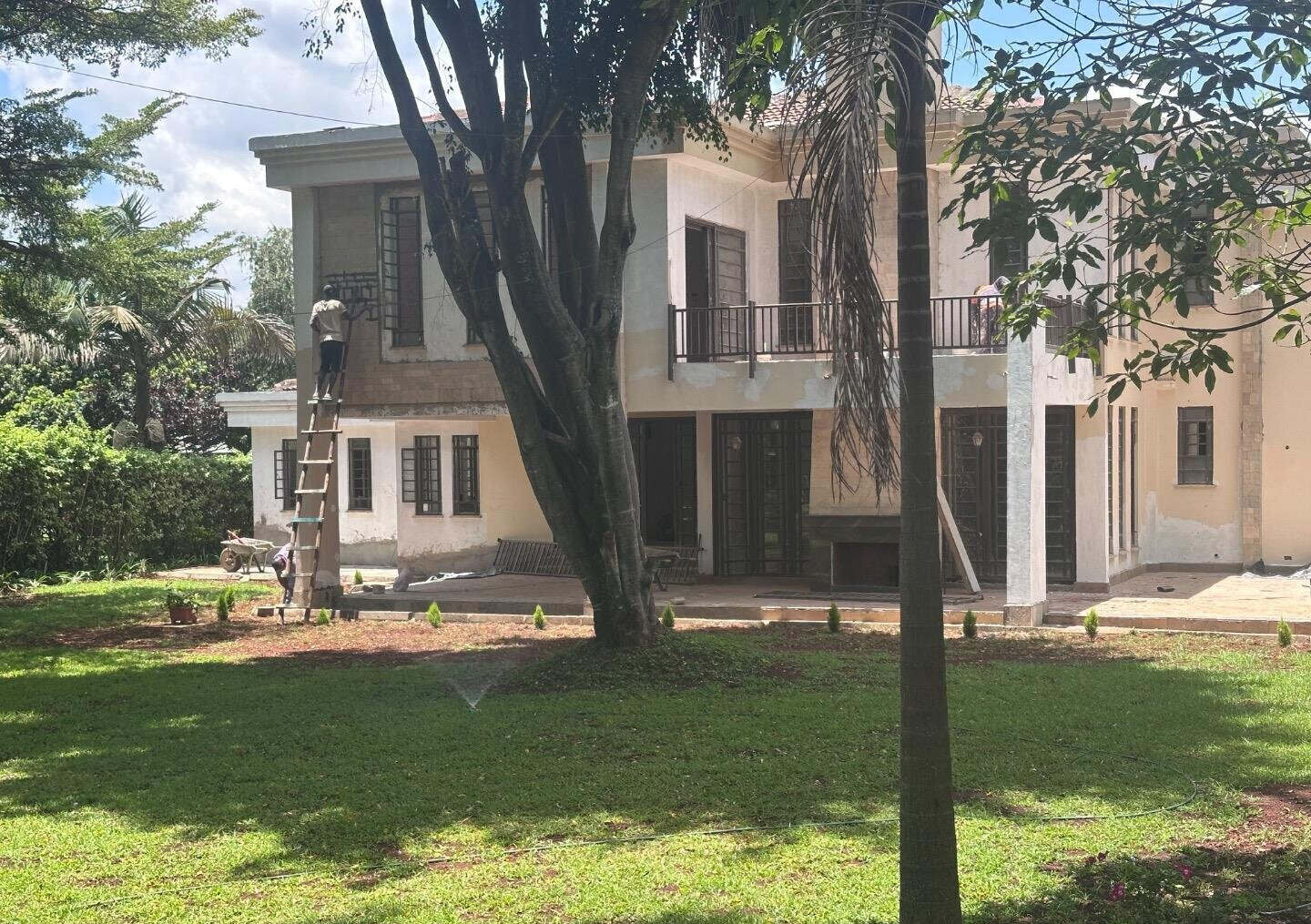 5-Ensuite Townhouse on Half-Acre with Spacious Living – Karen Miotoni