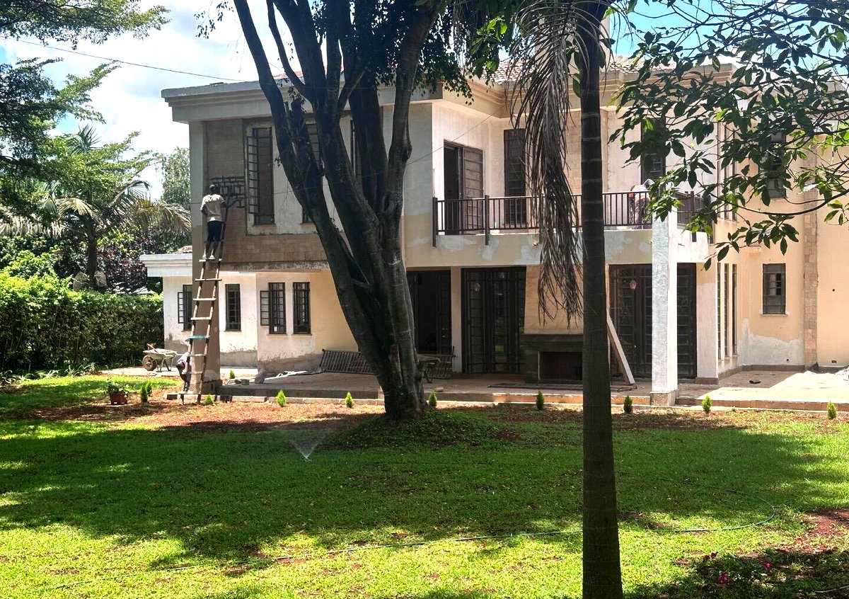 5-Ensuite Townhouse on Half-Acre with Spacious Living – Karen Miotoni