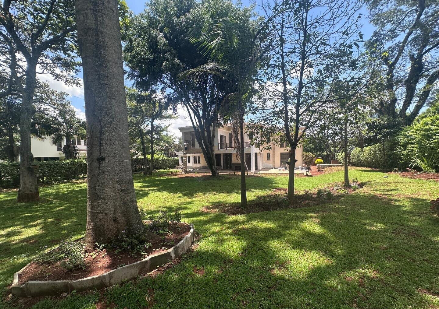 5-Ensuite Townhouse on Half-Acre with Spacious Living – Karen Miotoni