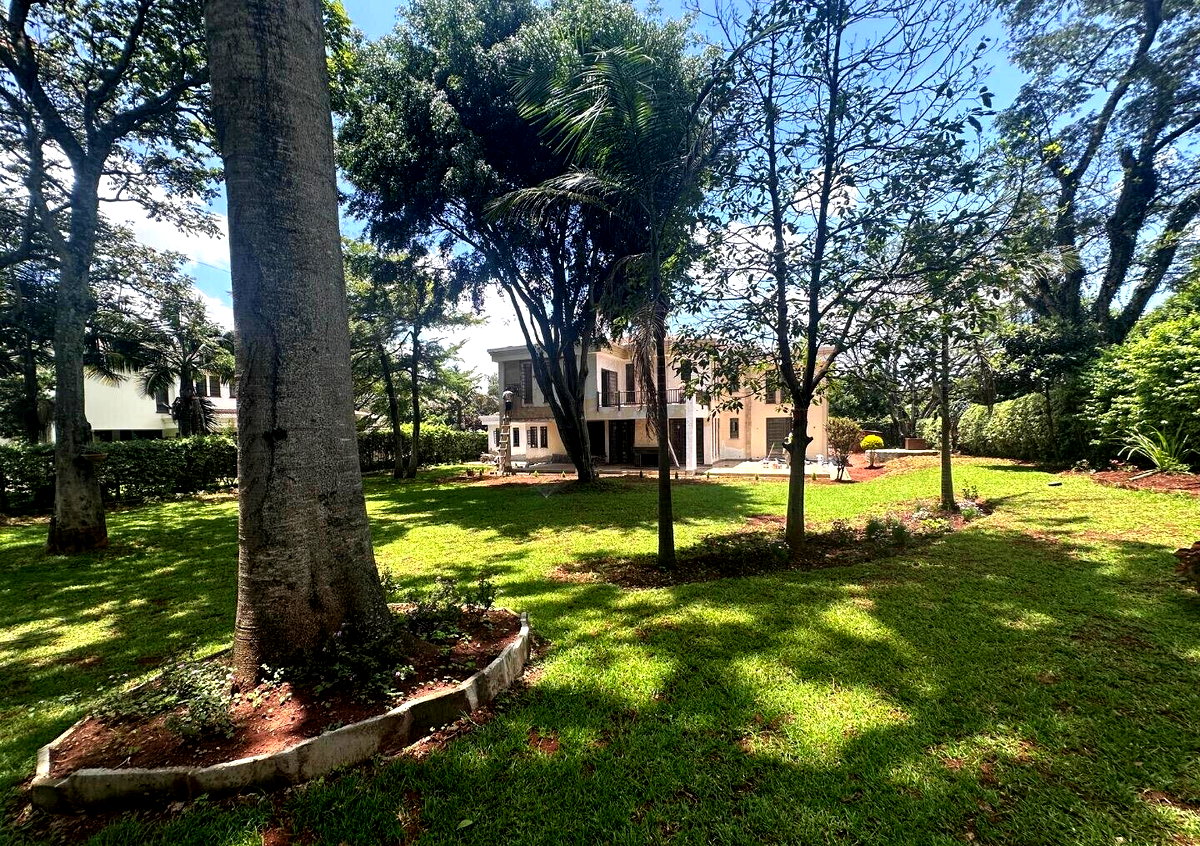 5-Ensuite Townhouse on Half-Acre with Spacious Living – Karen Miotoni