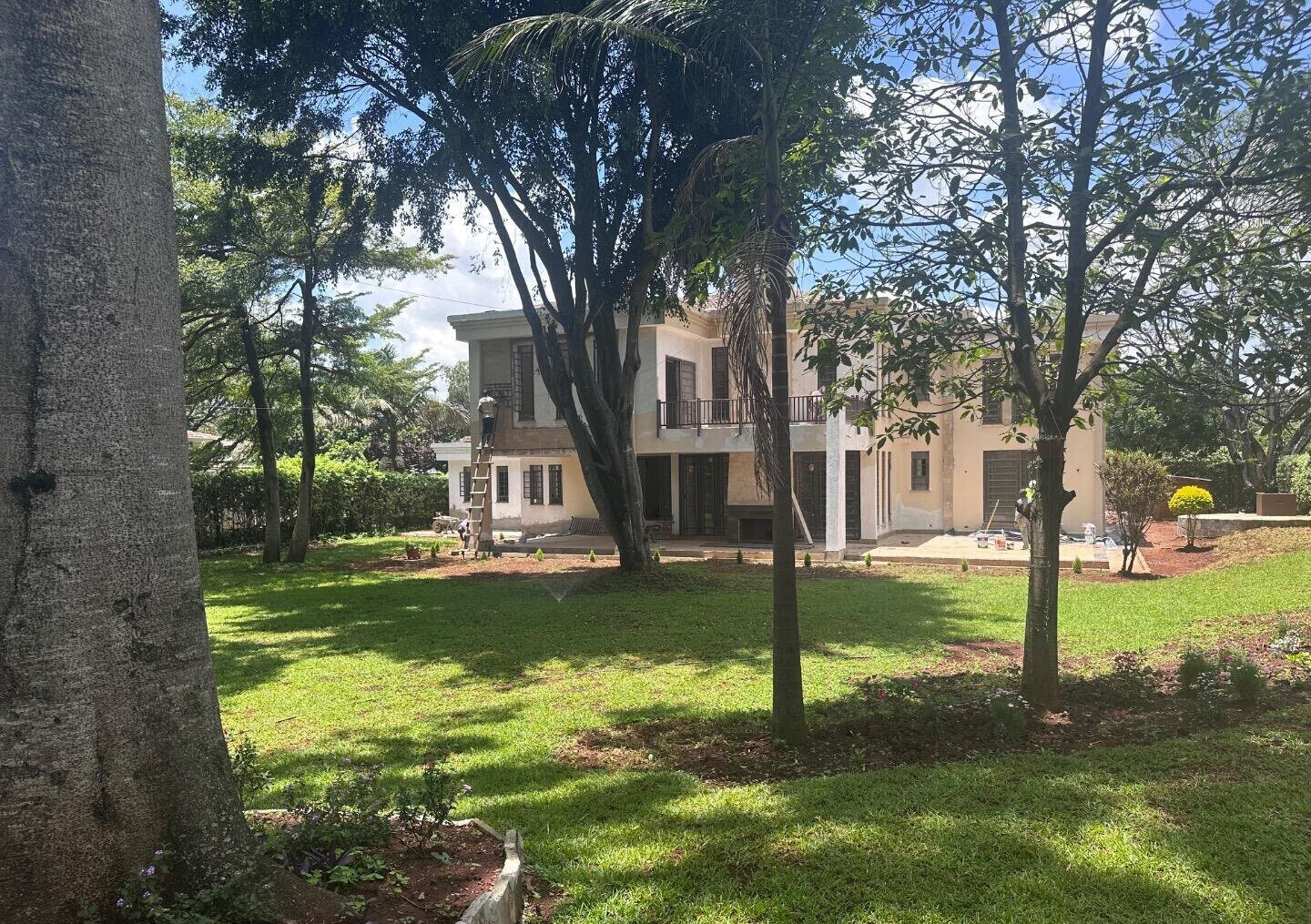 5-Ensuite Townhouse on Half-Acre with Spacious Living – Karen Miotoni