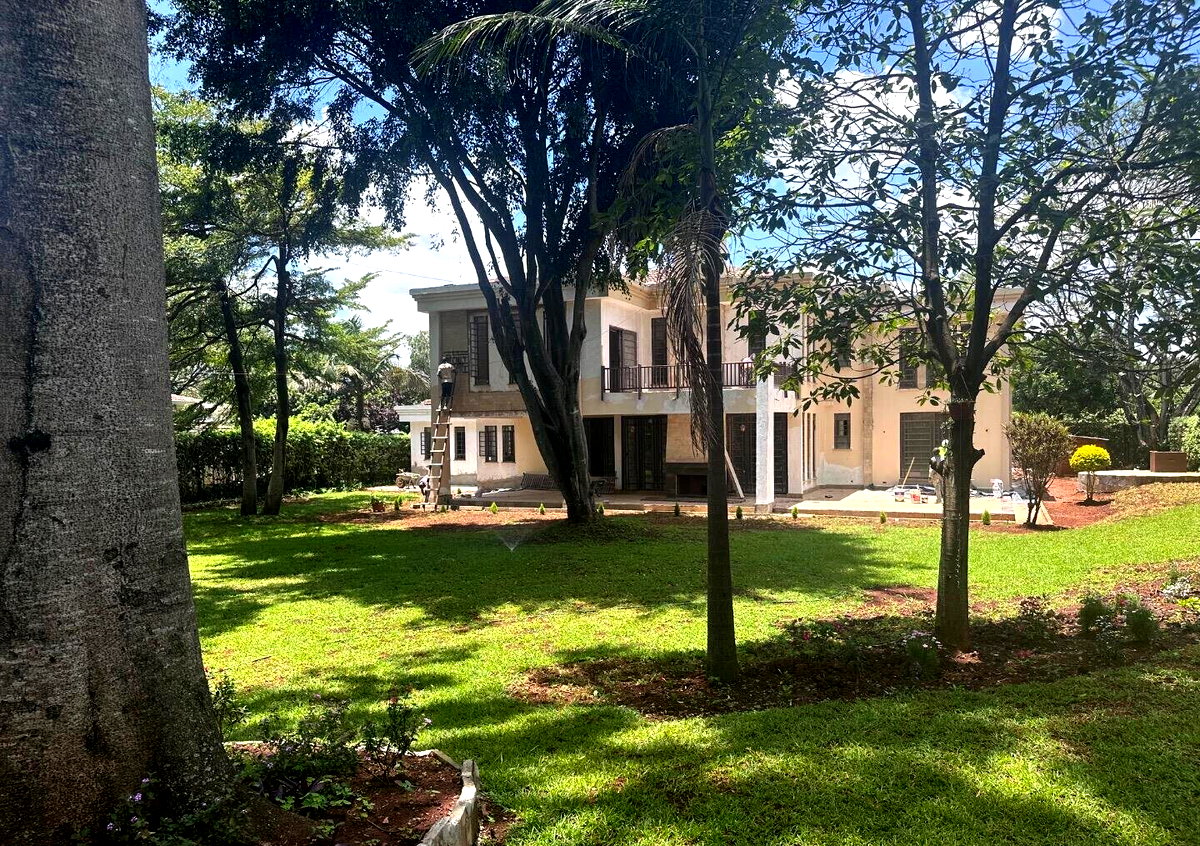5-Ensuite Townhouse on Half-Acre with Spacious Living – Karen Miotoni