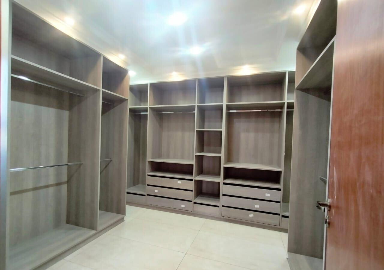 Elegant 5-Bed Villa with Fireplace & Mature Garden - Lavington
