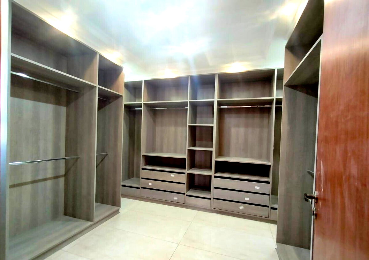 Elegant 5-Bed Villa with Fireplace & Mature Garden - Lavington