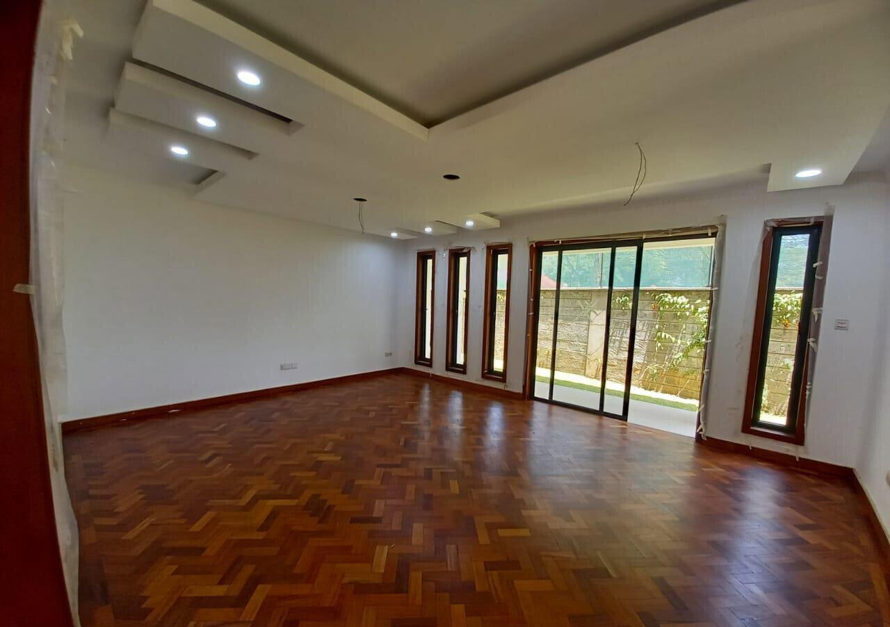 Elegant 5-Bed Villa with Fireplace & Mature Garden - Lavington
