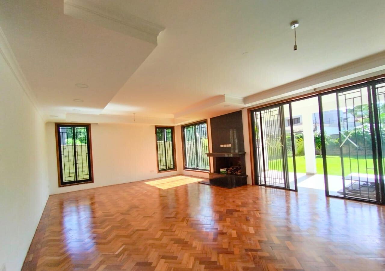 Elegant 5-Bed Villa with Fireplace & Mature Garden - Lavington