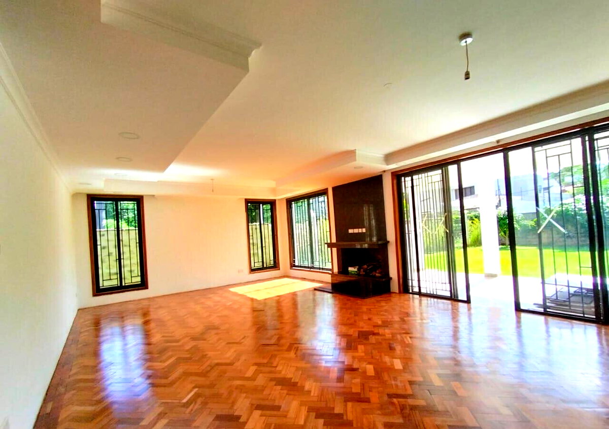 Elegant 5-Bed Villa with Fireplace & Mature Garden - Lavington