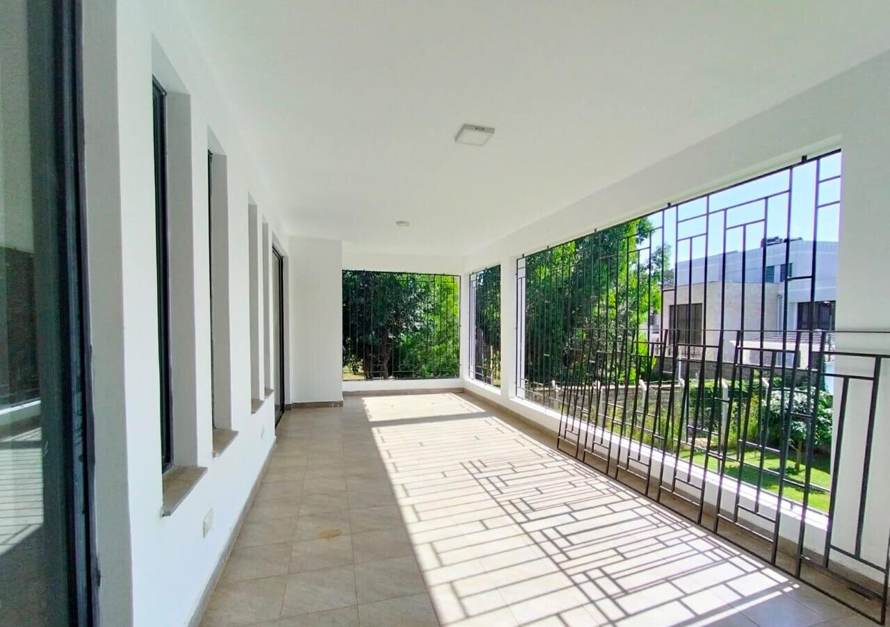 Elegant 5-Bed Villa with Fireplace & Mature Garden - Lavington