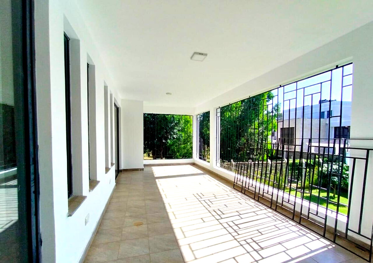 Elegant 5-Bed Villa with Fireplace & Mature Garden - Lavington