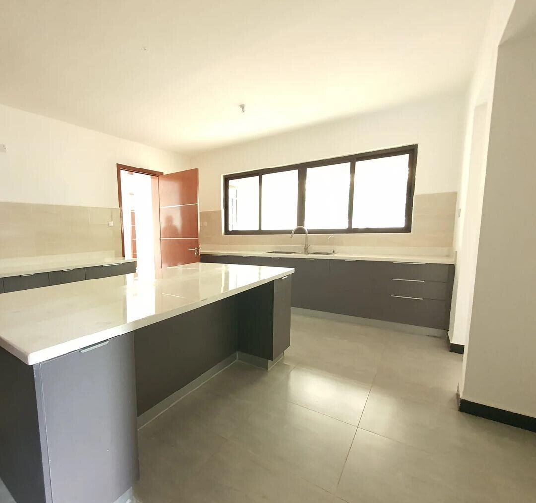 5-Ensuite Townhouse with DSQ & Ololua Forest Views – Karen