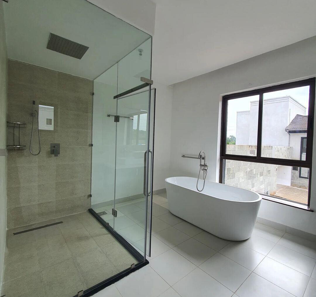 5-Ensuite Townhouse with DSQ & Ololua Forest Views – Karen