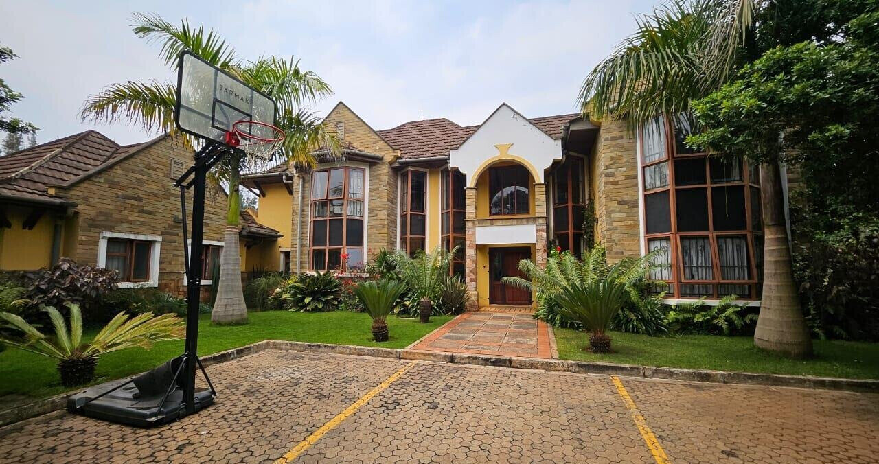 5BR Townhouse with Indoor-Outdoor Flow & DSQ - Runda