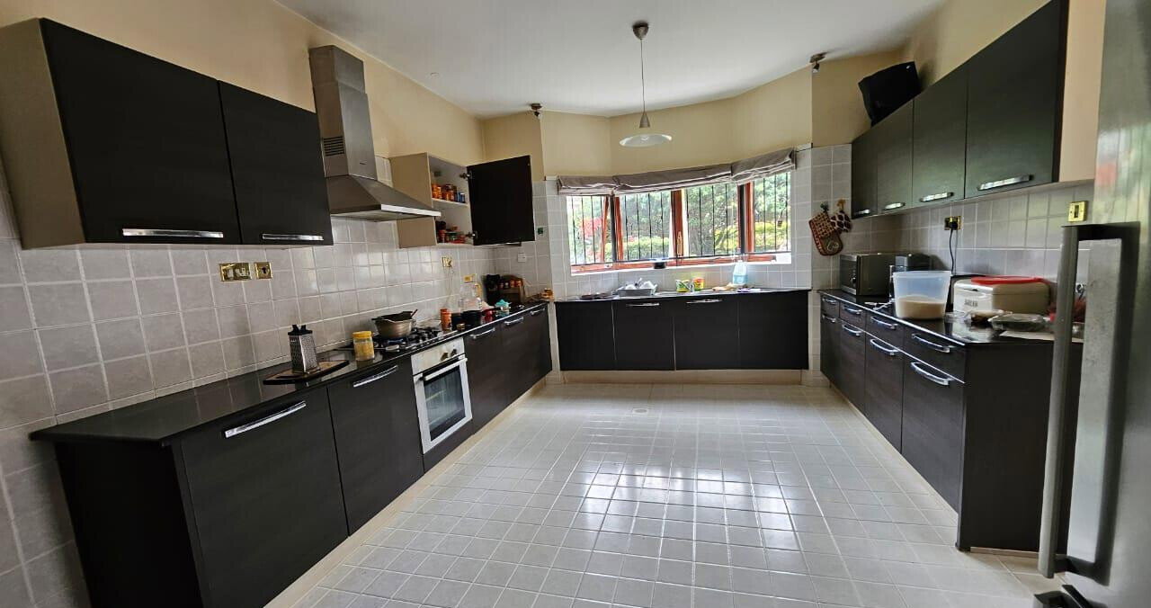 5BR Townhouse with Indoor-Outdoor Flow & DSQ - Runda