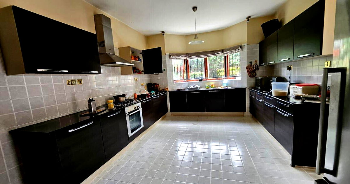 5BR Townhouse with Indoor-Outdoor Flow & DSQ - Runda