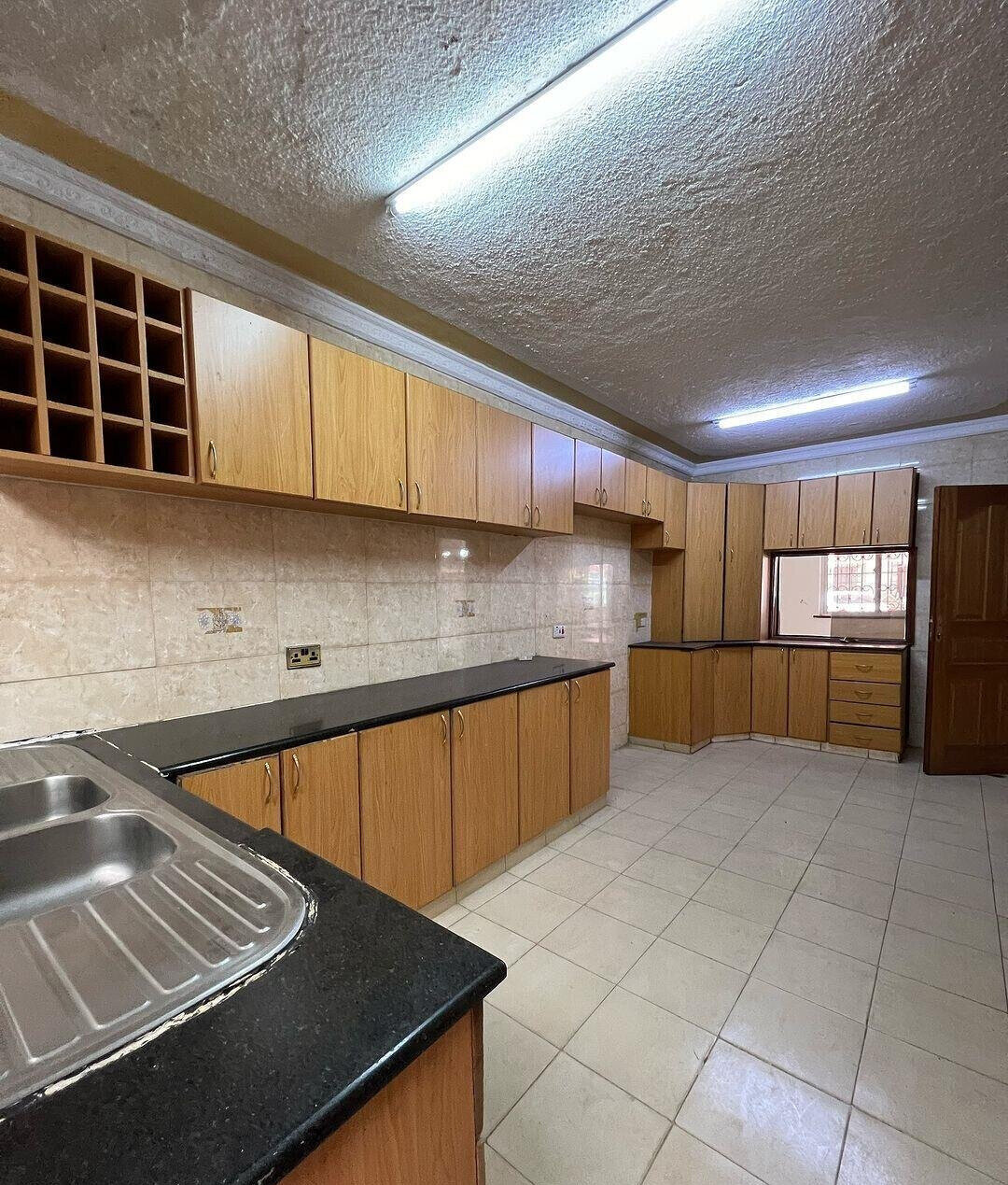 4BR Townhouse with Guest Ensuite Downstairs & DSQ - Kileleshwa