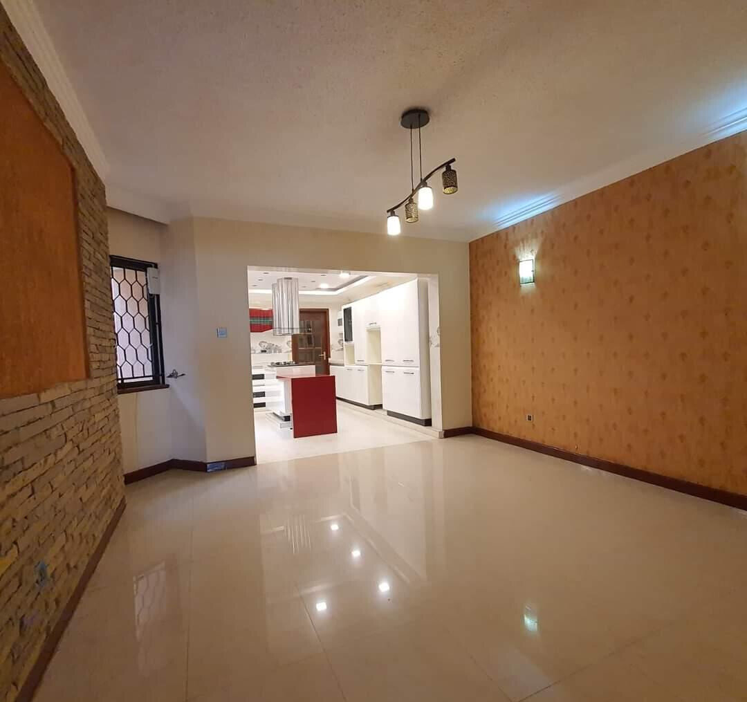 5BR Townhouse with Rooftop Terrace & DSQ - Lavington