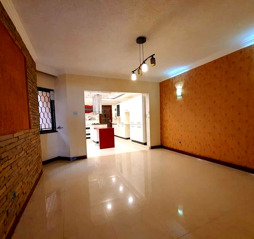 5BR Townhouse with Rooftop Terrace & DSQ - Lavington