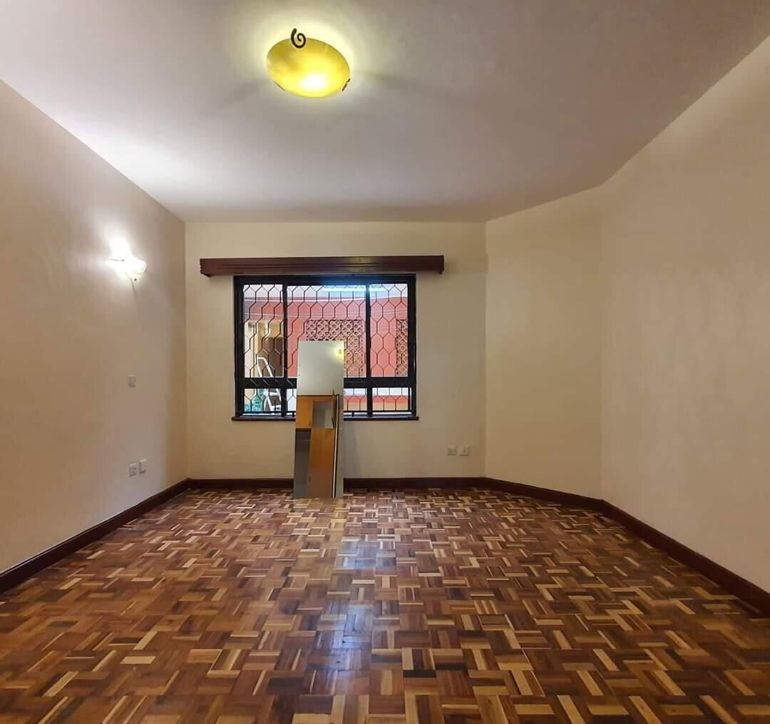 5BR Townhouse with Rooftop Terrace & DSQ - Lavington