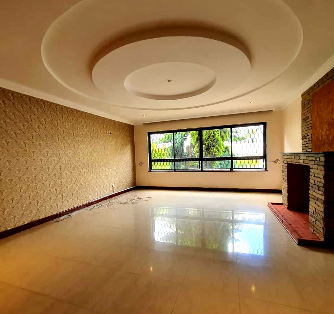 5BR Townhouse with Rooftop Terrace & DSQ - Lavington