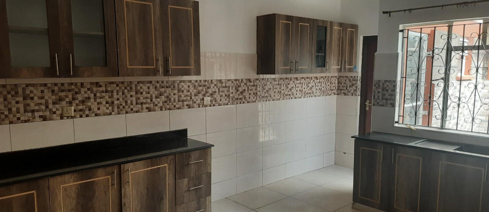 4BR Townhouse with Private Garden & DSQ - Spring Valley