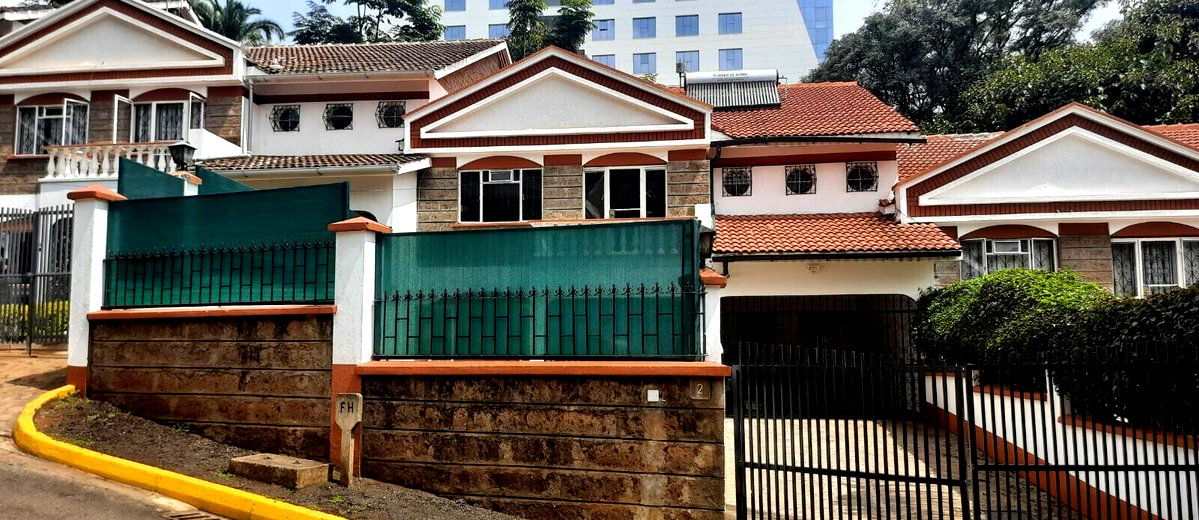 4BR Townhouse with Private Garden & DSQ - Spring Valley