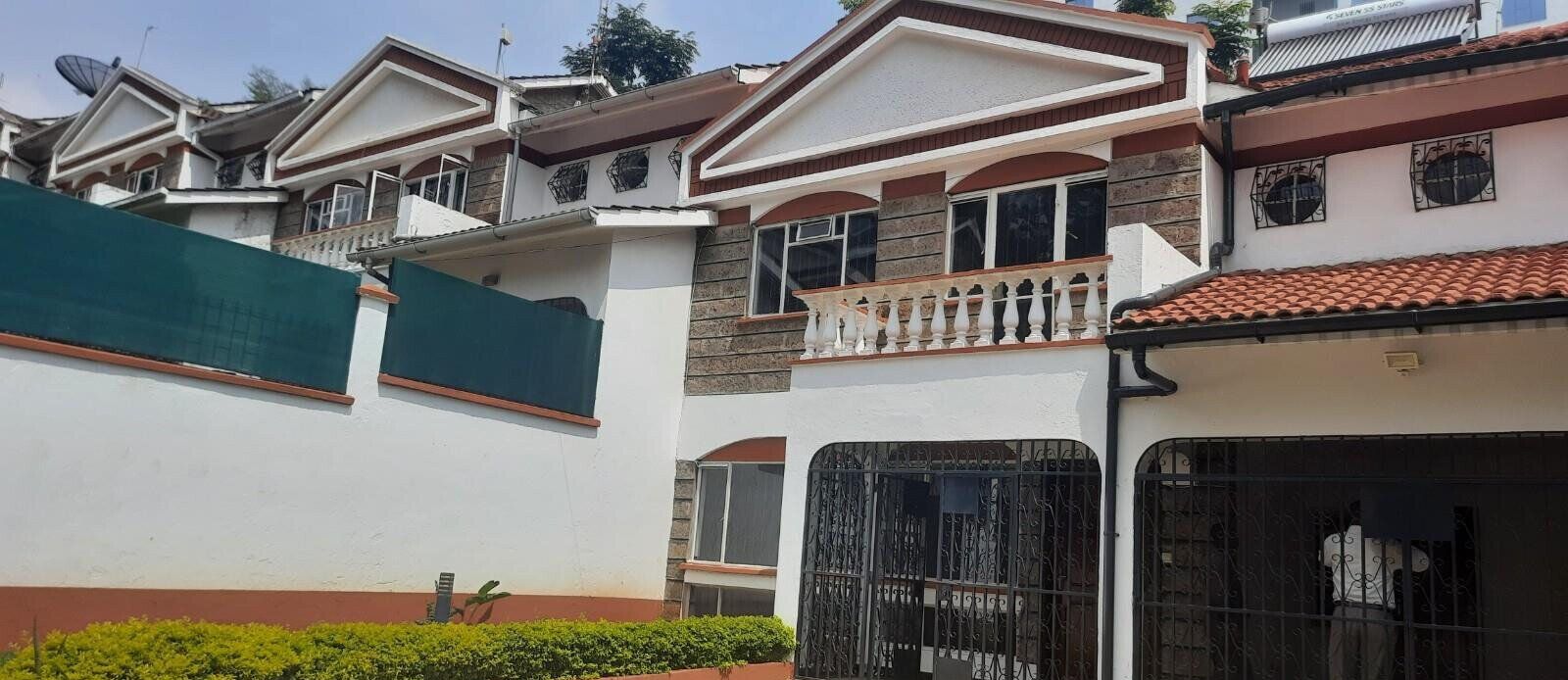 4BR Townhouse with Private Garden & DSQ - Spring Valley
