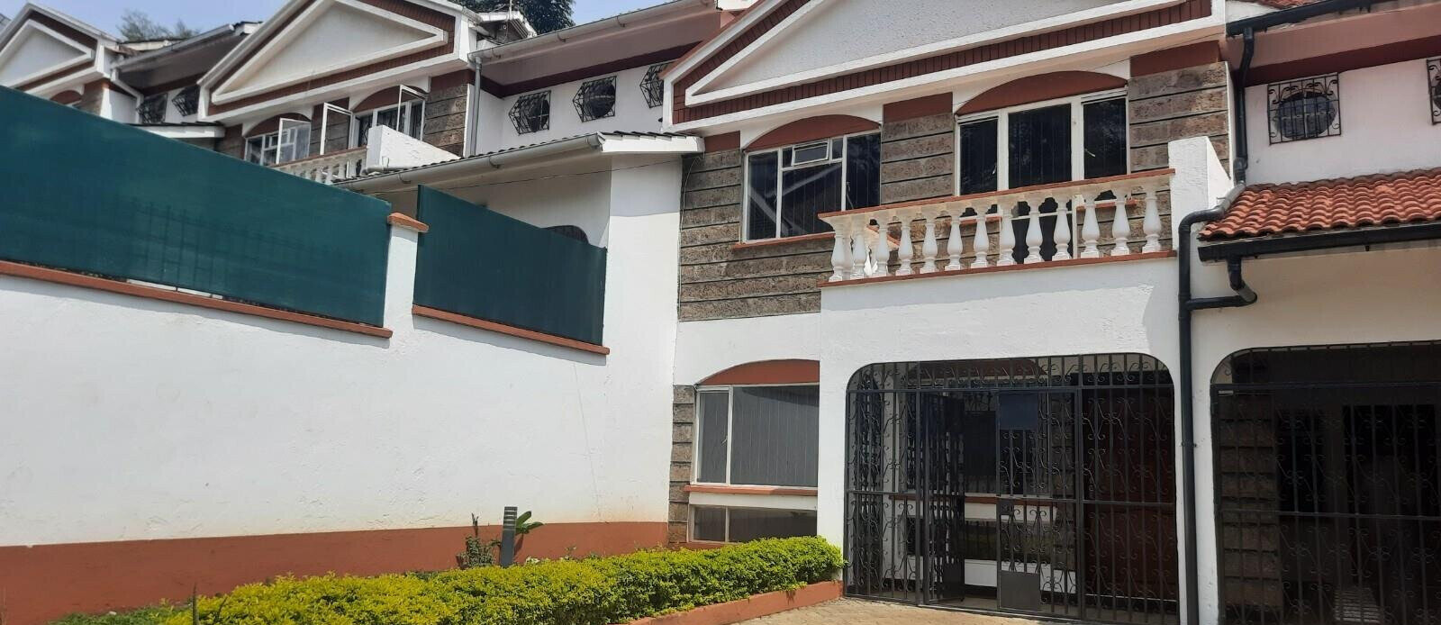 4BR Townhouse with Private Garden & DSQ - Spring Valley