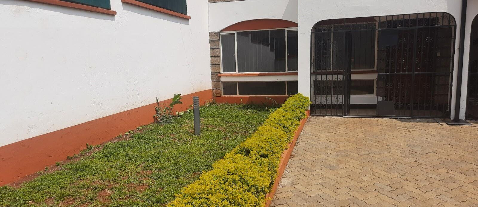 4BR Townhouse with Private Garden & DSQ - Spring Valley