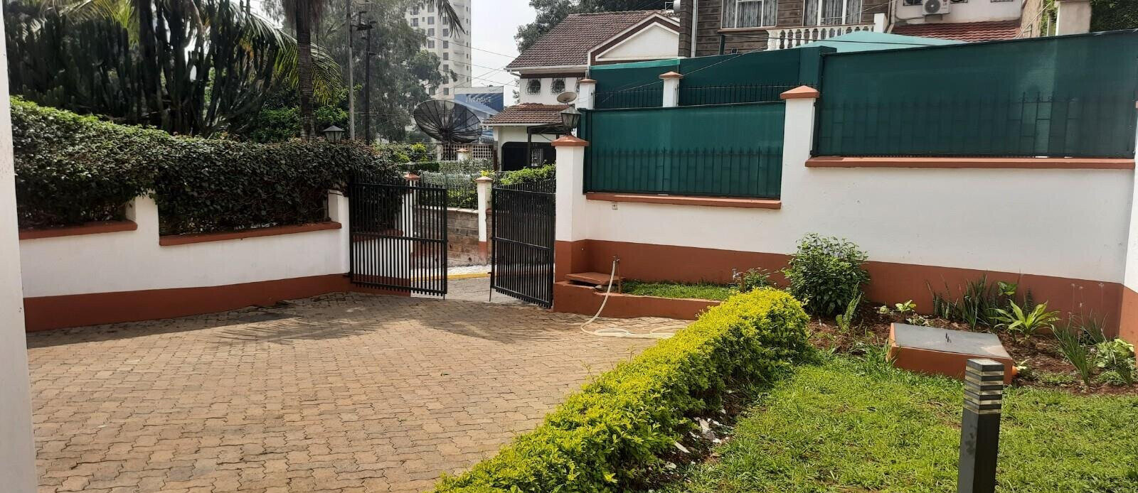 4BR Townhouse with Private Garden & DSQ - Spring Valley