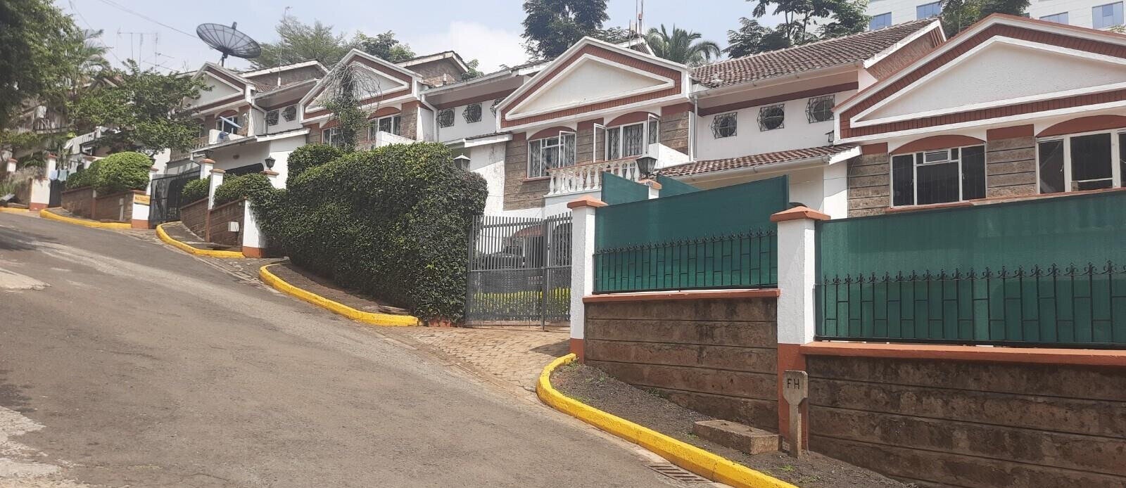 4BR Townhouse with Private Garden & DSQ - Spring Valley