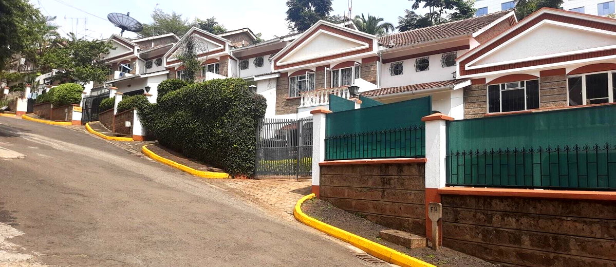 4BR Townhouse with Private Garden & DSQ - Spring Valley
