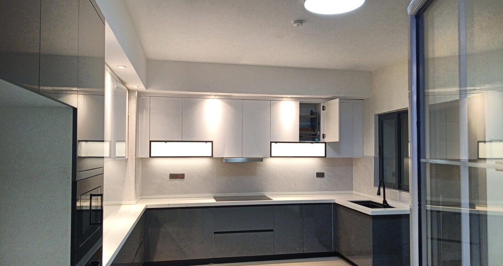 3BR Simplex with Infinity Pool & Squash Court - Parklands