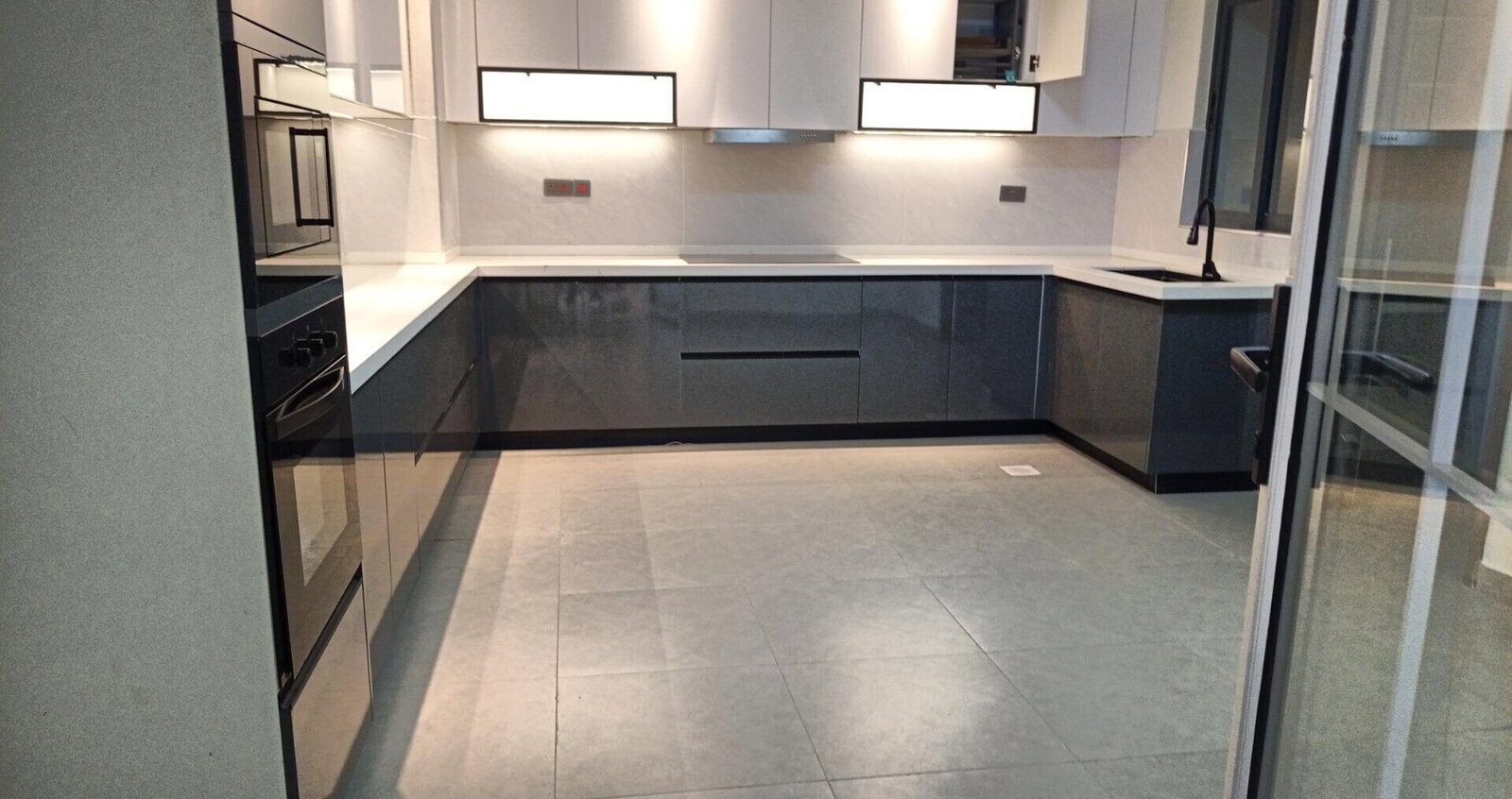 3BR Simplex with Infinity Pool & Squash Court - Parklands