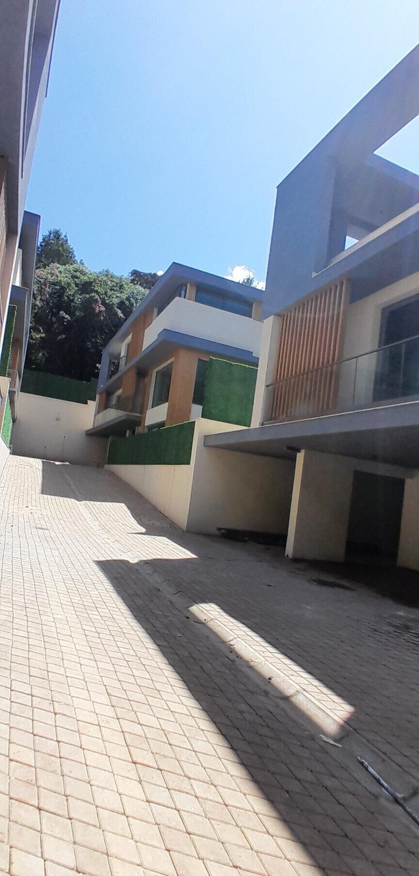 Newly Built 5-Bed Townhouse with Terrace Views - Lavington
