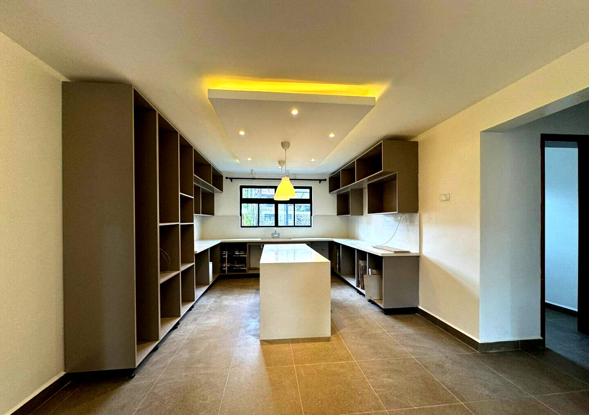 4-Ensuite Townhouse with Fireplace & Borehole – Karen