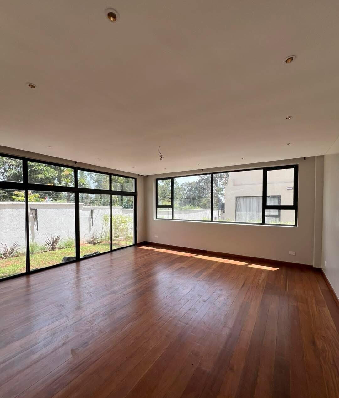 Brand-New 5BR Townhouse with DSQ & Rooftop Terrace - Lavington