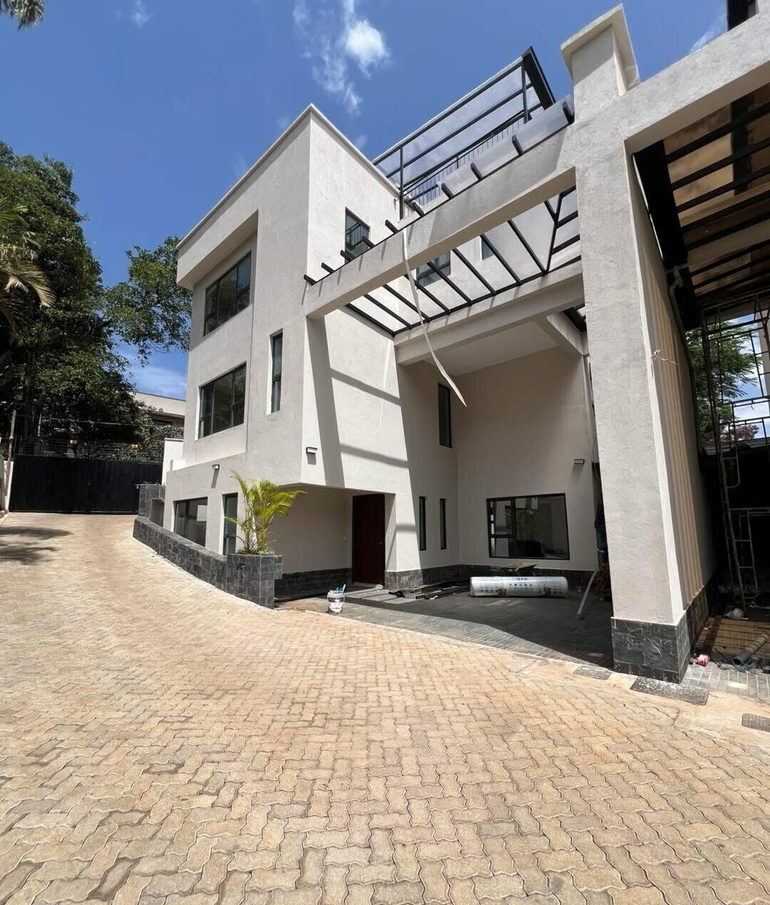 Brand-New 5BR Townhouse with DSQ & Rooftop Terrace - Lavington