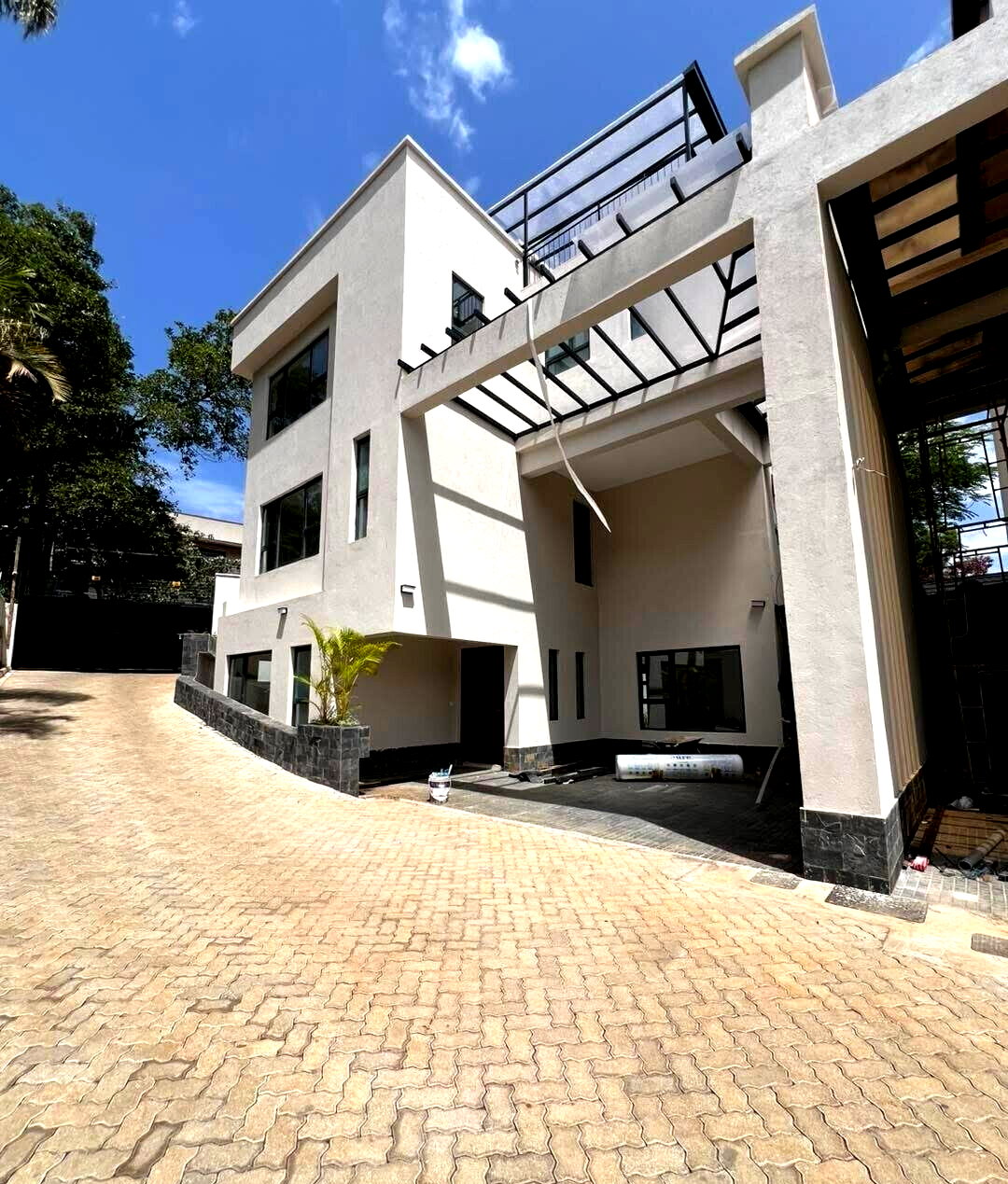 Brand-New 5BR Townhouse with DSQ & Rooftop Terrace - Lavington