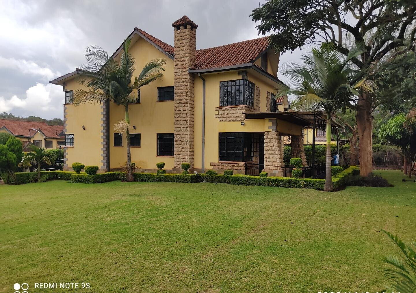 4-Ensuite Townhouse with Fireplace & Sunken Lounge – Karen