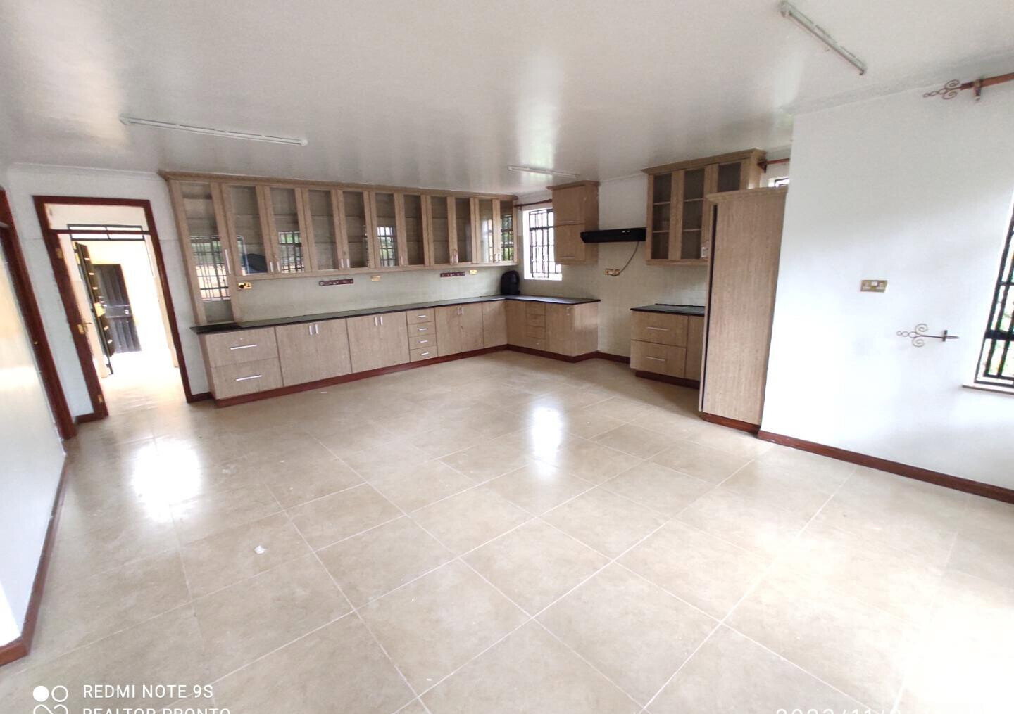 4-Ensuite Townhouse with Fireplace & Sunken Lounge – Karen