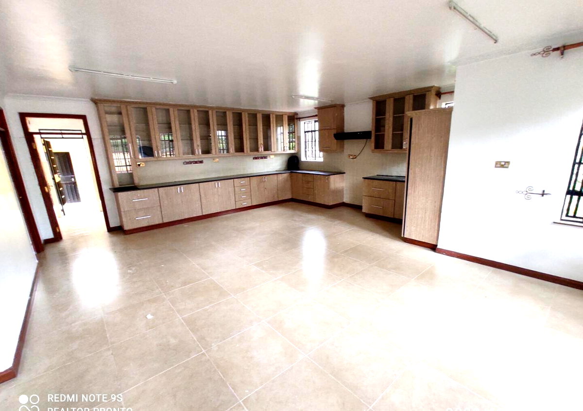 4-Ensuite Townhouse with Fireplace & Sunken Lounge – Karen