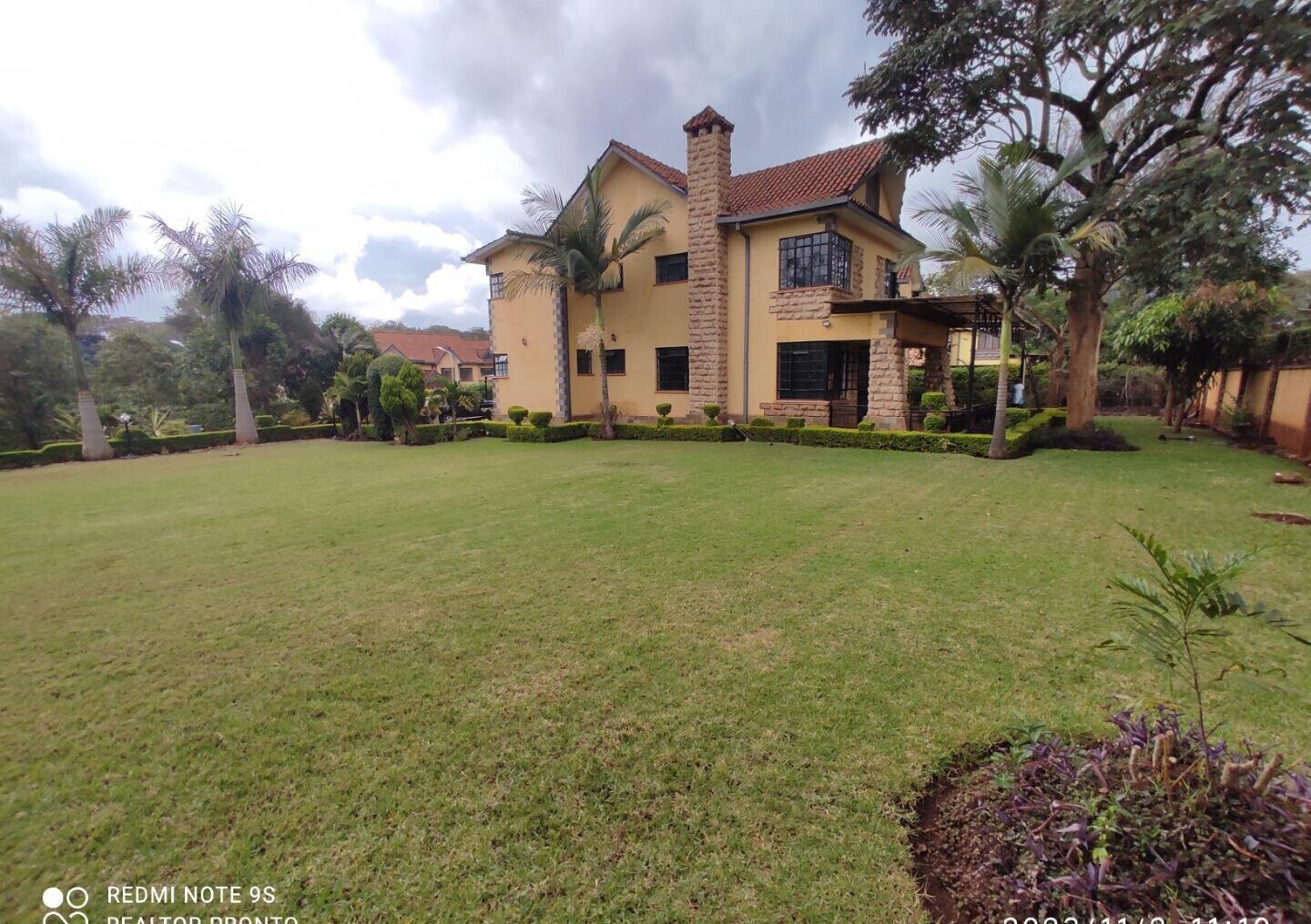 4-Ensuite Townhouse with Fireplace & Sunken Lounge – Karen