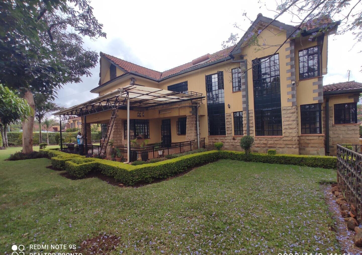 4-Ensuite Townhouse with Fireplace & Sunken Lounge – Karen