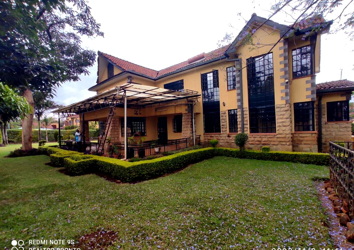 4-Ensuite Townhouse with Fireplace & Sunken Lounge – Karen