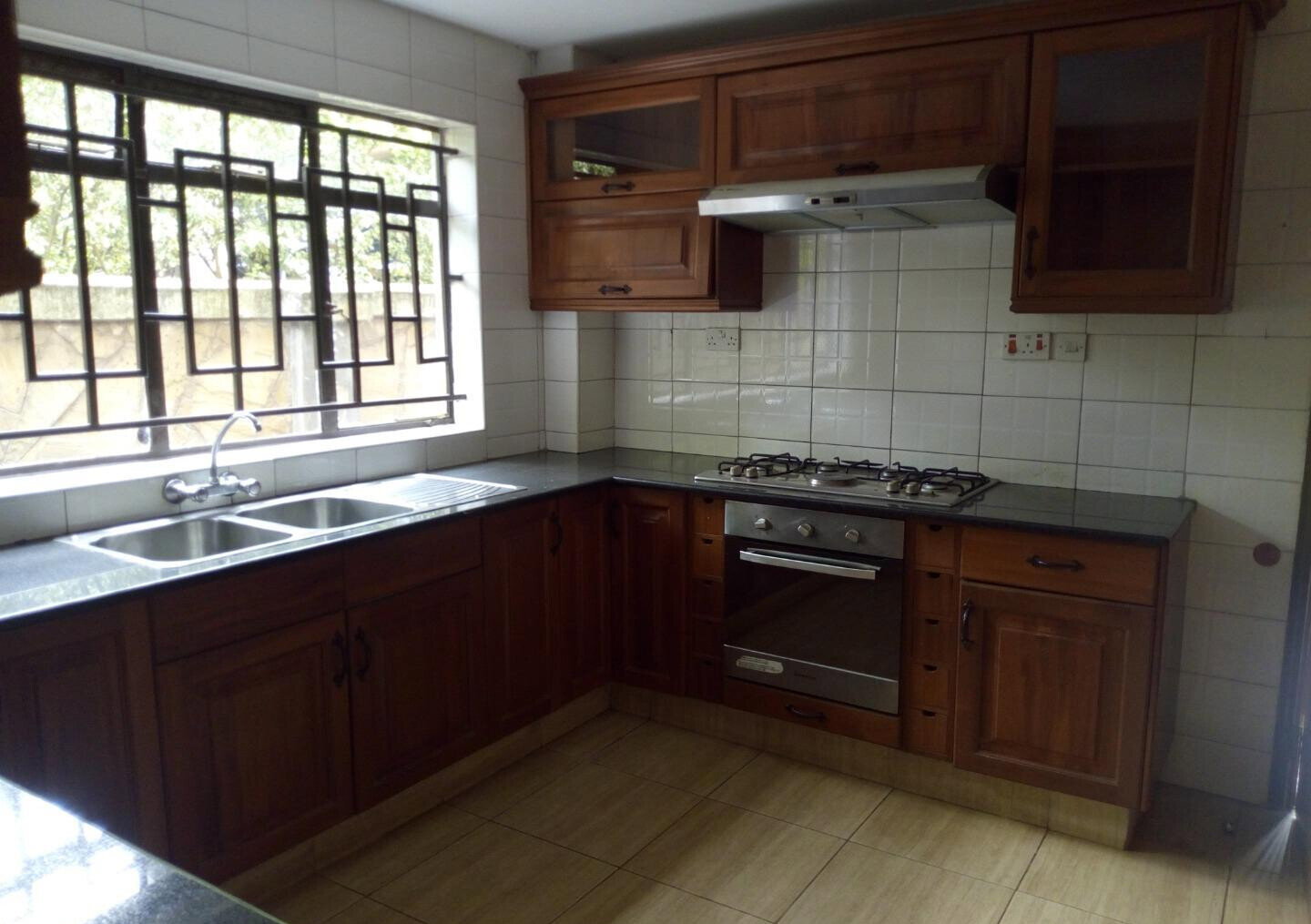5-Ensuite Townhouse with Study & Fireplace - Lavington