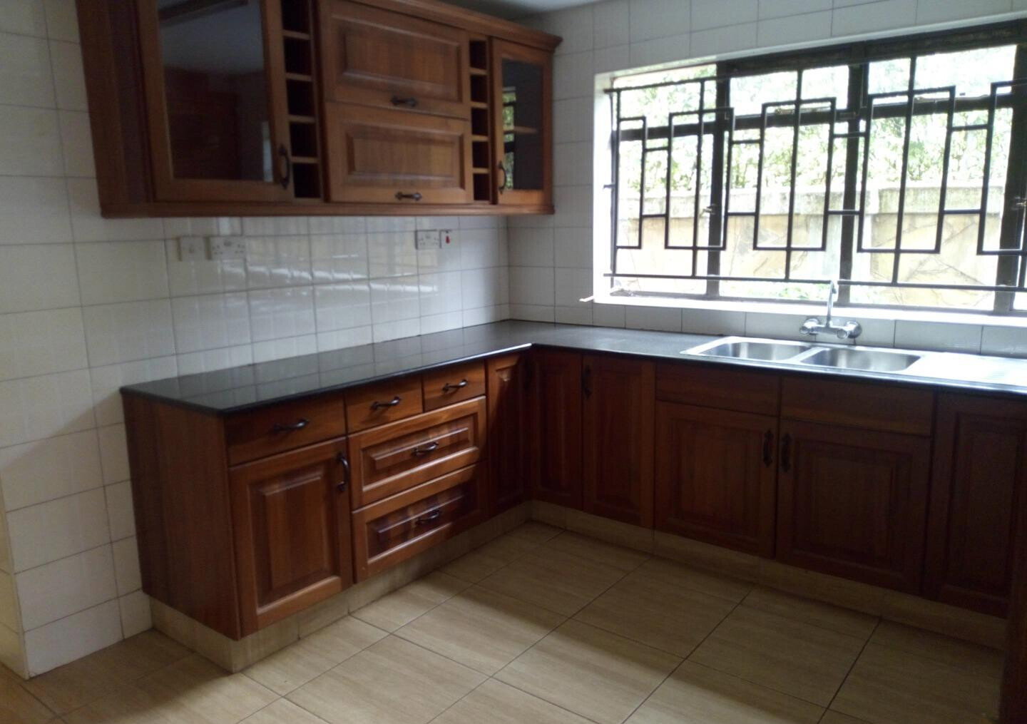 5-Ensuite Townhouse with Study & Fireplace - Lavington